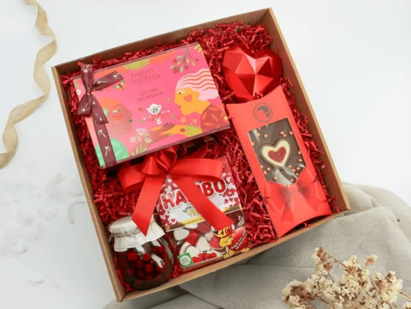 „Czułe Serca” – słodki zestaw prezentowy z&nbsp;herbatą i&nbsp;pralinami  -  Giftoria - zestawy prezentowe