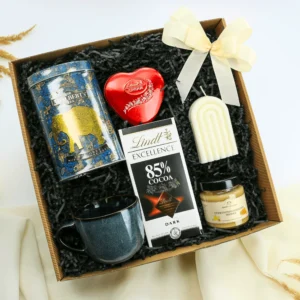 Prezent dla nauczyciela „Z sercem i&nbsp;smakiem” – zestaw z&nbsp;herbatą, kubkiem i&nbsp;świecą  -  Giftoria - zestawy prezentowe