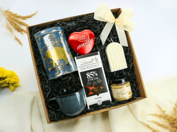 Prezent dla nauczyciela „Z sercem i&nbsp;smakiem” – zestaw z&nbsp;herbatą, kubkiem i&nbsp;świecą  -  Giftoria - zestawy prezentowe