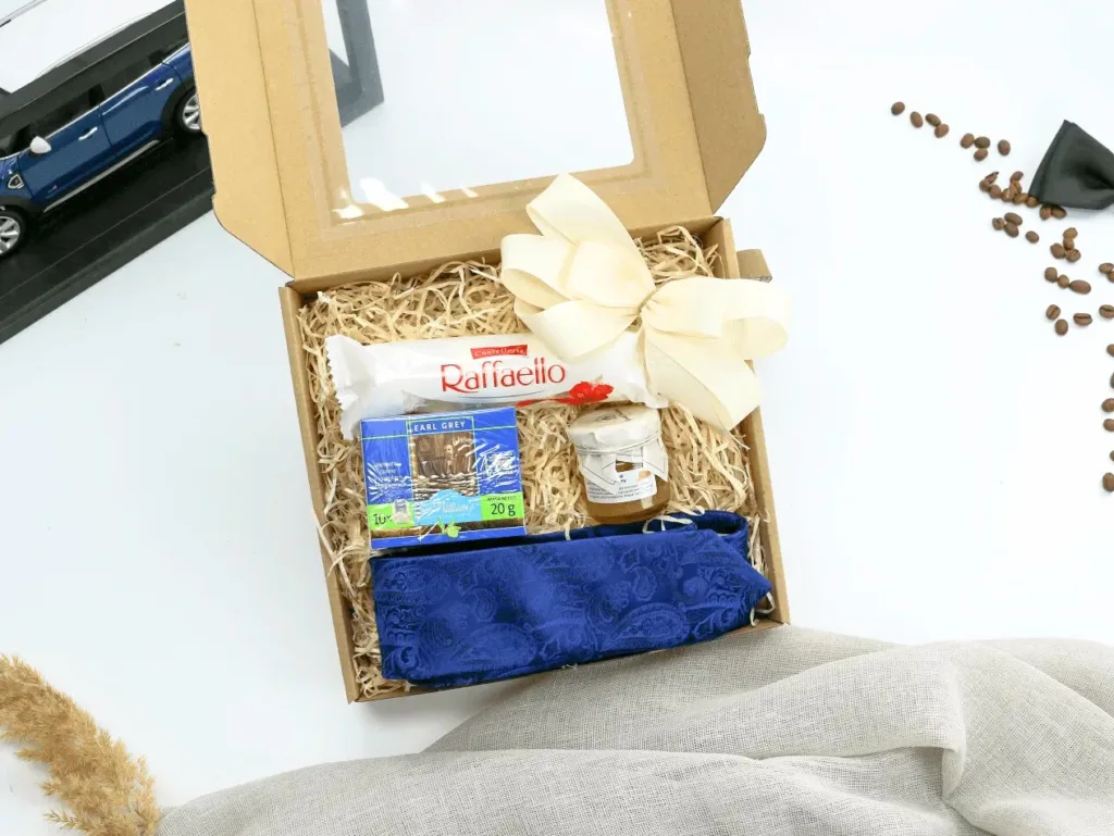 Zestaw Prezentowy „Krawatovo” – herbata, miód, słodkości i elegancki krawat  -  Giftoria - zestawy prezentowe