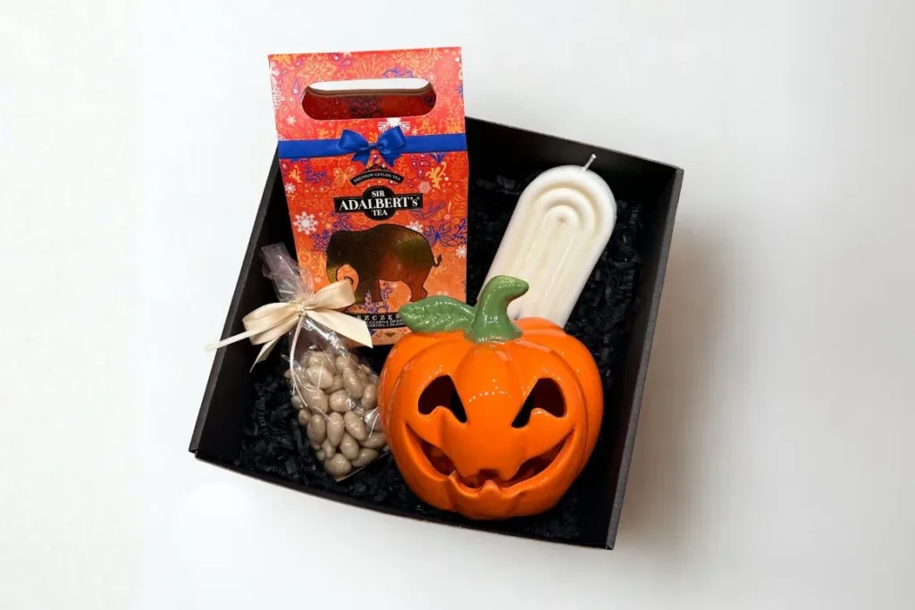 Zestaw prezentowy Halloween – świecznik dynia, herbata, migdały, świeca sojowa  -  Giftoria - zestawy prezentowe